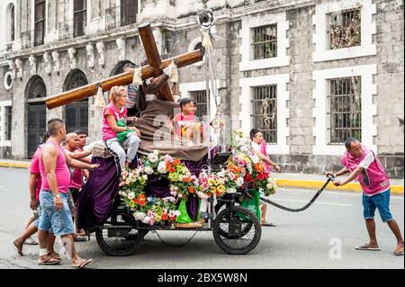 Des milliers de fidèles catholiques philippins se rendent dans la ville de Manille pour une importante parade religieuse appelée la Fête du Nazaréen noir. Banque D'Images