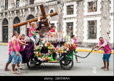 Des milliers de fidèles catholiques philippins se rendent dans la ville de Manille pour une importante parade religieuse appelée la Fête du Nazaréen noir. Banque D'Images