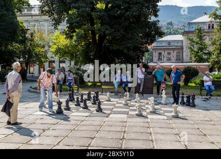 Joueurs d'échecs locaux se rassemblant sur la place de libération et jouant avec un grand Chess Board, Sarajevo, Bosnie-Herzégovine Banque D'Images
