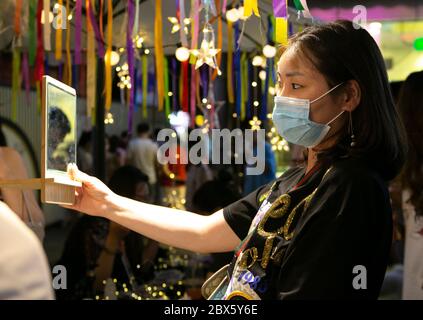 Chengdu, province chinoise du Sichuan. 4 juin 2020. Un client essaie une paire de boucles d'oreilles dans un marché nocturne de Chengdu, dans la province du Sichuan, dans le sud-ouest de la Chine, le 4 juin 2020. Crédit: Li Mengxin/Xinhua/Alay Live News Banque D'Images