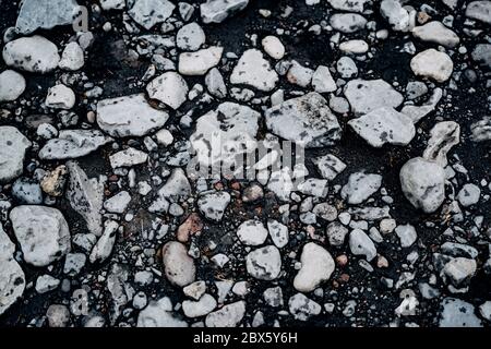 Un gros plan de texture pierres de basalte légères dans le sable noir, sur la plage noire de Vik, en Islande. Banque D'Images