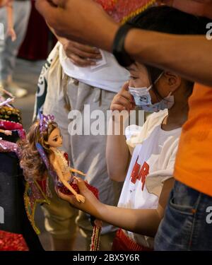 Chengdu, province chinoise du Sichuan. 4 juin 2020. Un enfant choisit des jouets dans un marché nocturne de Chengdu, dans la province du Sichuan, dans le sud-ouest de la Chine, le 4 juin 2020. Crédit: Li Mengxin/Xinhua/Alay Live News Banque D'Images