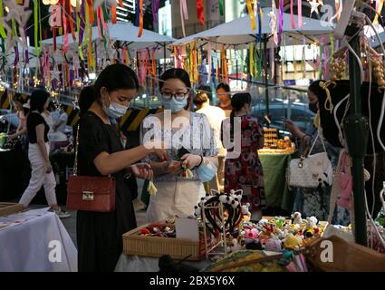 Chengdu, province chinoise du Sichuan. 4 juin 2020. Les gens font leurs courses sur un marché de nuit à Chengdu, dans la province du Sichuan, dans le sud-ouest de la Chine, le 4 juin 2020. Crédit: Li Mengxin/Xinhua/Alay Live News Banque D'Images