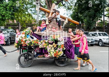 Des milliers de fidèles catholiques philippins se rendent dans la ville de Manille pour une importante parade religieuse appelée la Fête du Nazaréen noir. Banque D'Images