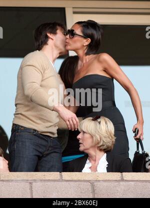 Tom Cruise salue Victoria Beckham lorsqu'ils regardent le retour de David Beckham à l'équipe de football de Los Angeles Galaxy dans un cadre international amical contre l'AC Milan au Home Depot Center, Carson, Californie. 19 juillet 2009 Banque D'Images