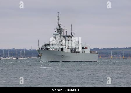 Le navire de la Marine royale du Canada NCSM FREDERICTON (FFH337) quitte la base navale de Portsmouth après un arrêt logistique de deux jours Banque D'Images