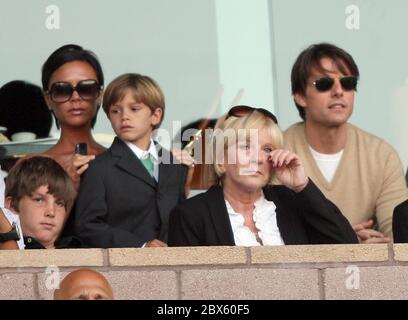 Tom Cruise salue Victoria Beckham lorsqu'ils regardent le retour de David Beckham à l'équipe de football de Los Angeles Galaxy dans un cadre international amical contre l'AC Milan au Home Depot Center, Carson, Californie. 19 juillet 2009 Banque D'Images