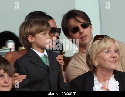 Tom Cruise salue Victoria Beckham lorsqu'ils regardent le retour de David Beckham à l'équipe de football de Los Angeles Galaxy dans un cadre international amical contre l'AC Milan au Home Depot Center, Carson, Californie. 19 juillet 2009 Banque D'Images