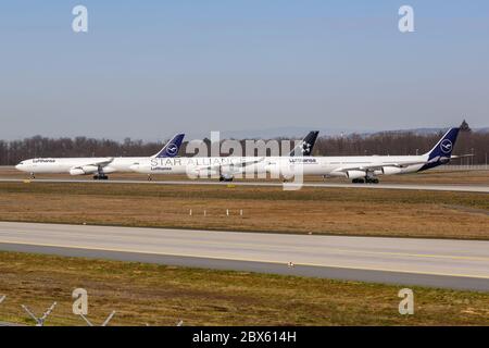 Francfort, Allemagne 7 avril 2020 : avions stockés par Lufthansa en raison du coronavirus Corona virus COVID-19 à l'aéroport de Francfort FRA en Allemagne. Banque D'Images