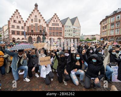 05 juin 2020, Hessen, Francfort-sur-le-main: À genoux et avec les poings levés, les manifestants du Römerberg à Francfort expriment leur solidarité avec les manifestations anti-racisme aux États-Unis. Près de dix mille personnes ont assisté au rassemblement « Black-Lives-Matter ». Photo : Boris Roessler/dpa Banque D'Images