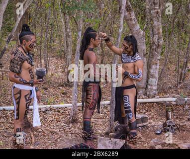 Valladolid, Yucatan/Mexique - février 24,2020 : jeunes hommes mayas se préparant en costume pour la cérémonie maya traditionnelle Banque D'Images