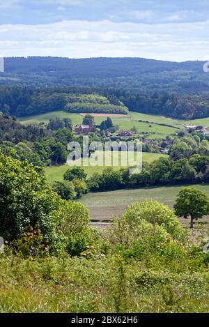 La vue de Newlands Corner près de Guildford en direction du village d'Albury dans le Surrey Hills Angleterre Royaume-Uni Banque D'Images