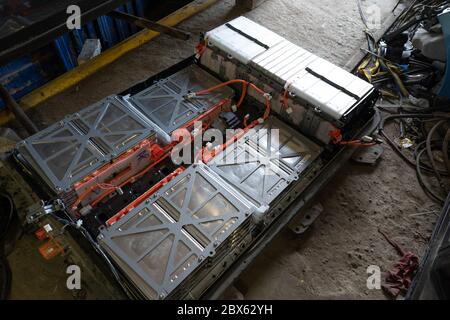 Batteries haute tension d'une voiture électrique. Batterie du véhicule Nissan Leaf démontée. Station de service, service de voitures électriques. Mai 2019. Kiev Banque D'Images