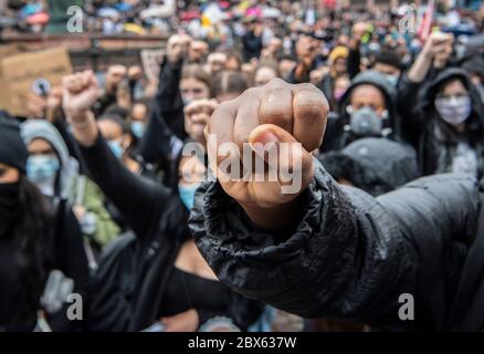 05 juin 2020, Hessen, Francfort-sur-le-main: À genoux et avec les poings levés, les manifestants du Römerberg à Francfort expriment leur solidarité avec les manifestations anti-racisme aux États-Unis. Au total, près de dix mille personnes ont assisté au rassemblement « Black-Lives-Matter ». Photo : Boris Roessler/dpa Banque D'Images