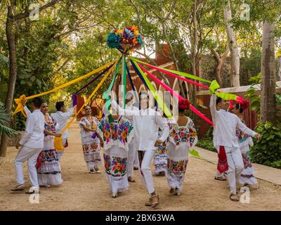 Merida,Yucatan/Mexique-février 29,2020: Danseurs folkloriques qui exécutent la danse de poteau de mai vêtus de costumes traditionnels Banque D'Images