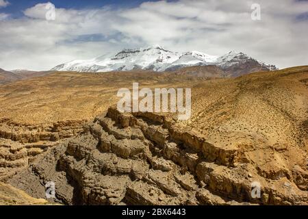 Paysage spectaculaire avec des murs abrupts de canyons rocheux en dessous d'un sommet de l'Himalaya dans le village de Langza dans la vallée de Spiti. Banque D'Images