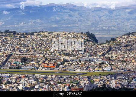 Quito, Équateur 16 juin 2011 : avion AeroGal Boeing 737-300 à l'aéroport de Quito UIO en Équateur. Boeing est un siège social américain de constructeur d'avions Banque D'Images