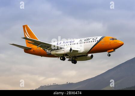 Quito, Équateur 16 juin 2011 : avion Icaro Boeing 737-200 à l'aéroport de Quito UIO en Équateur. Boeing est un fabricant d'avions américain dont le siège social est Banque D'Images