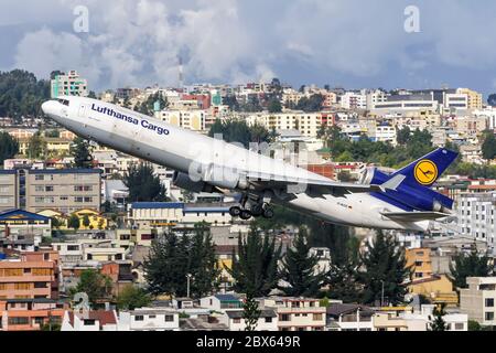 Quito, Équateur 16 juin 2011 : Lufthansa Cargo McDonnell Douglas MD-11F avion à l'aéroport de Quito UIO en Équateur. Banque D'Images