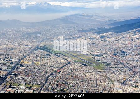 Quito, Équateur 17 juin 2011 : vue d'ensemble ville et aéroport de Quito UIO en Équateur. Banque D'Images
