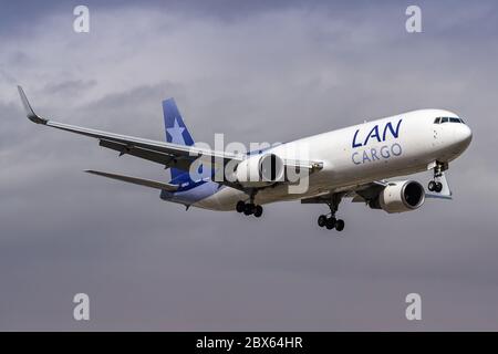 Quito, Équateur 15 juin 2011 : avion LAN Cargo Boeing 767-300F à l'aéroport de Quito UIO en Équateur. Boeing est un fabricant américain d'avions Banque D'Images