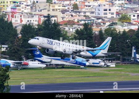 Quito, Équateur 16 juin 2011 : AVION TAME Ecuador Embraer 190 à l'aéroport de Quito UIO en Équateur. Banque D'Images