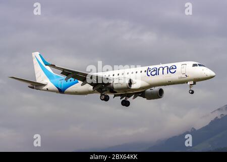 Quito, Équateur 16 juin 2011 : AVION TAME Ecuador Embraer 190 à l'aéroport de Quito UIO en Équateur. Banque D'Images