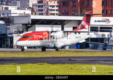 Quito, Equateur 16 juin 2011: VIP Vuelos Internos Privados Dornier 328 avion à l'aéroport de Quito UIO en Equateur. Banque D'Images