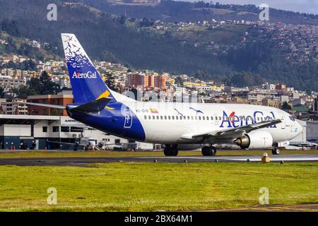 Quito, Équateur 16 juin 2011 : avion AeroGal Boeing 737-300 à l'aéroport de Quito UIO en Équateur. Boeing est un siège social américain de constructeur d'avions Banque D'Images