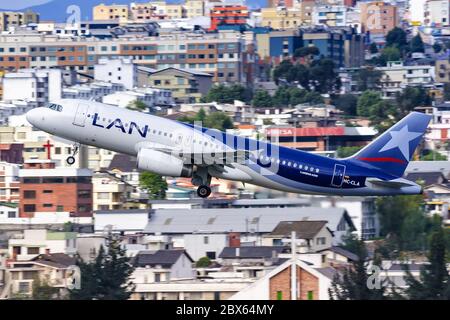 Quito, Équateur 16 juin 2011 : avion LAN Airbus A320 à l'aéroport de Quito UIO en Équateur. Airbus est un constructeur européen d'avions basé à Toulouse, Banque D'Images