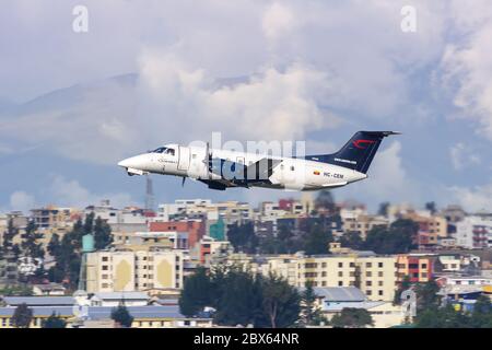 Quito, Équateur 16 juin 2011 : avion Saereo Embraer EMB-120 à l'aéroport de Quito UIO en Équateur. Banque D'Images