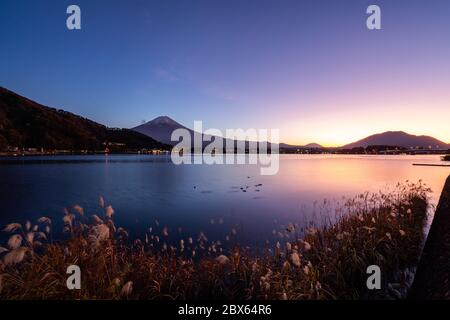 Panorama aérien du Mont Fuji. Montagne emblématique et symbolique du Japon. Paysage pittoresque de coucher de soleil de Fujisan à l'heure du soir, Kawaguchiko, ya Banque D'Images