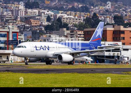 Quito, Équateur 15 juin 2011 : avion LAN Airbus A320 à l'aéroport de Quito UIO en Équateur. Airbus est un constructeur européen d'avions basé à Toulouse, Banque D'Images