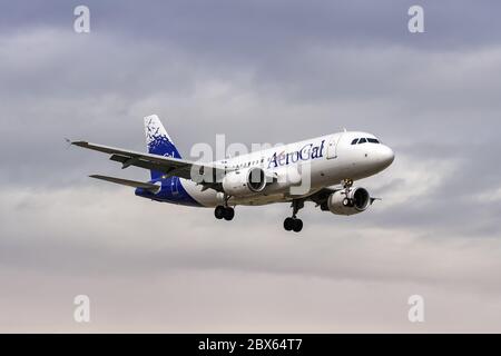 Quito, Équateur 15 juin 2011 : avion AeroGal Airbus A319 à l'aéroport de Quito UIO en Équateur. Airbus est un fabricant européen d'avions basé à Toulou Banque D'Images