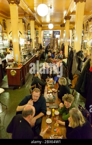 Soirée animée dans le café A la mort Subite Banque D'Images