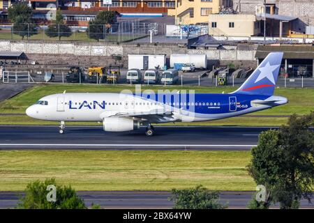 Quito, Équateur 17 juin 2011 : avion LAN Airbus A320 à l'aéroport de Quito UIO en Équateur. Airbus est un constructeur européen d'avions basé à Toulouse, Banque D'Images