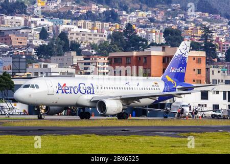 Quito, Équateur 16 juin 2011 : avion AeroGal Airbus A320 à l'aéroport de Quito UIO en Équateur. Airbus est un fabricant européen d'avions basé à Toulou Banque D'Images