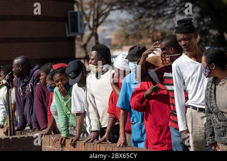 Johannesburg, Afrique du Sud. 5 juin 2020. Les citoyens font la queue pour des vivres et des fournitures fournis par des groupes de charité à Soweto, au sud-ouest de Johannesburg, en Afrique du Sud, le 5 juin 2020. L'Afrique du Sud a enregistré jeudi 3,267 cas de COVID-19 au cours des 24 dernières heures, soit la plus forte augmentation quotidienne depuis l'apparition de la maladie au début du mois de mars. Les nouvelles infections ont porté le nombre national à 40,792, a déclaré le ministre de la Santé Zweli Mkhize dans son bulletin quotidien. Crédit: Chen Cheng/Xinhua/Alay Live News Banque D'Images