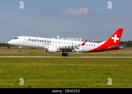 Stuttgart, Allemagne - 15 septembre 2019 : avion Helvetic Airways Embraer 190 à l'aéroport de Stuttgart STR en Allemagne. Banque D'Images