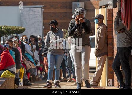 Johannesburg, Afrique du Sud. 5 juin 2020. Les citoyens font la queue pour des vivres et des fournitures fournis par des groupes de charité à Soweto, au sud-ouest de Johannesburg, en Afrique du Sud, le 5 juin 2020. L'Afrique du Sud a enregistré jeudi 3,267 cas de COVID-19 au cours des 24 dernières heures, soit la plus forte augmentation quotidienne depuis l'apparition de la maladie au début du mois de mars. Les nouvelles infections ont porté le nombre national à 40,792, a déclaré le ministre de la Santé Zweli Mkhize dans son bulletin quotidien. Crédit: Chen Cheng/Xinhua/Alay Live News Banque D'Images