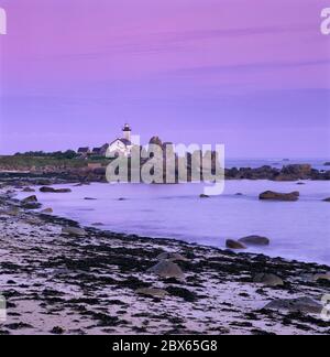 Phare de la Pointe de Pontusval à l'aube, Brignogan Plage, Finistère, Bretagne, France Banque D'Images