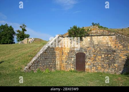 Ruines des remparts de la ville historique, et fortifications à la citadelle de Blaye, département de Gironde en Nouvelle-Aquitaine dans le sud-ouest de la France. Banque D'Images