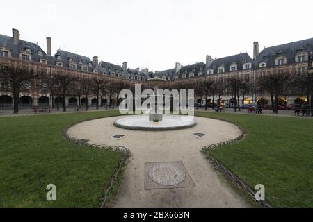 France, paris place des vouges 2020-12: À l'origine la place Royale, est la plus ancienne place prévue à Paris, France. Il est situé dans le quartier du Marais, Banque D'Images