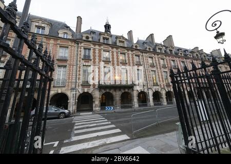 France, paris place des vouges 2020-12: À l'origine la place Royale, est la plus ancienne place prévue à Paris, France. Il est situé dans le quartier du Marais, Banque D'Images
