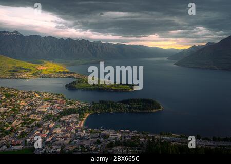 Vue emblématique de Queenstown depuis le Skyline au coucher du soleil Banque D'Images