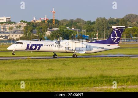 Varsovie, Pologne - 26 mai 2019 : LOT Polskie Linie Lotnicze Bombardier DHC-8-400 avion à l'aéroport WAW de Varsovie en Pologne. Banque D'Images