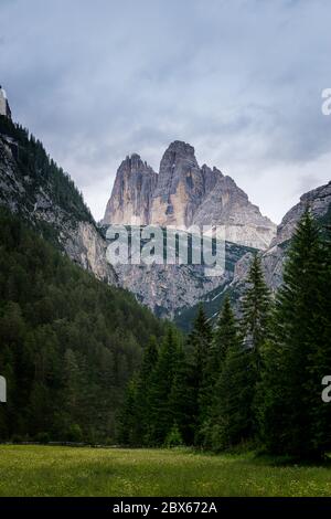 Toblacher Voir et vue sur le Drei Zinnen de Toblach dans le Tyrol du Sud Banque D'Images