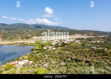 Skiathos, Grèce - 31 juillet 2019 : vue d'ensemble de l'aéroport de Skiathos (JSI) en Grèce. Banque D'Images