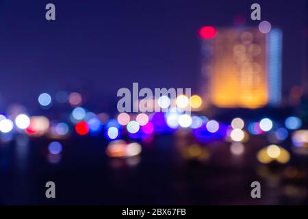 Nuit crépuscule lumière floue bokeh dans le centre de Bangkok arrière-plan abstrait. Banque D'Images