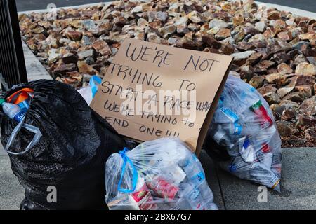 La Mesa, vers le 31 mai 2020, signe de la manifestation à côté du nettoyage des ordures à la Mesa à la suite de vandalisme et de pillages pendant la manifestation Banque D'Images